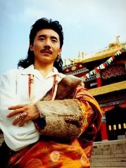 （容中尔甲饰演）